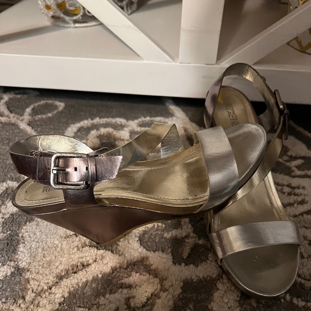 Kenneth Cole Reaction Silver Wedge Shoes Sz 9